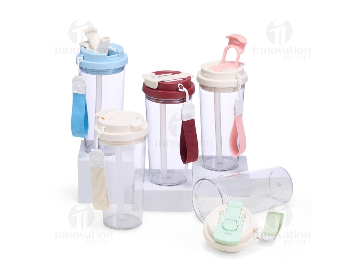 Kit com 6 porta copos em formato de frutas coloridas em uma mesa de madeira. Kit com 6 porta copos em formato de frutas coloridas em uma mesa de madeira.