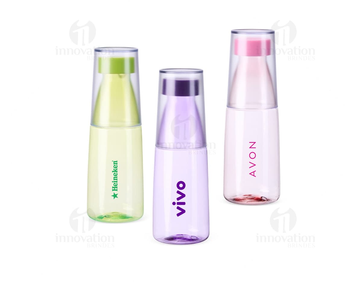 Garrafa plástica 2 em 1 de 550ml em cor azul com tampa rosqueável e alça de transporte integrada. Garrafa plástica 2 em 1 de 550ml em cor azul com tampa rosqueável e alça de transporte integrada.