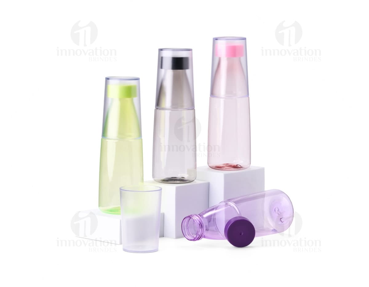 Kit com 6 porta copos de diferentes cores e estampas, feitos em material resistente. Kit com 6 porta copos de diferentes cores e estampas, feitos em material resistente.