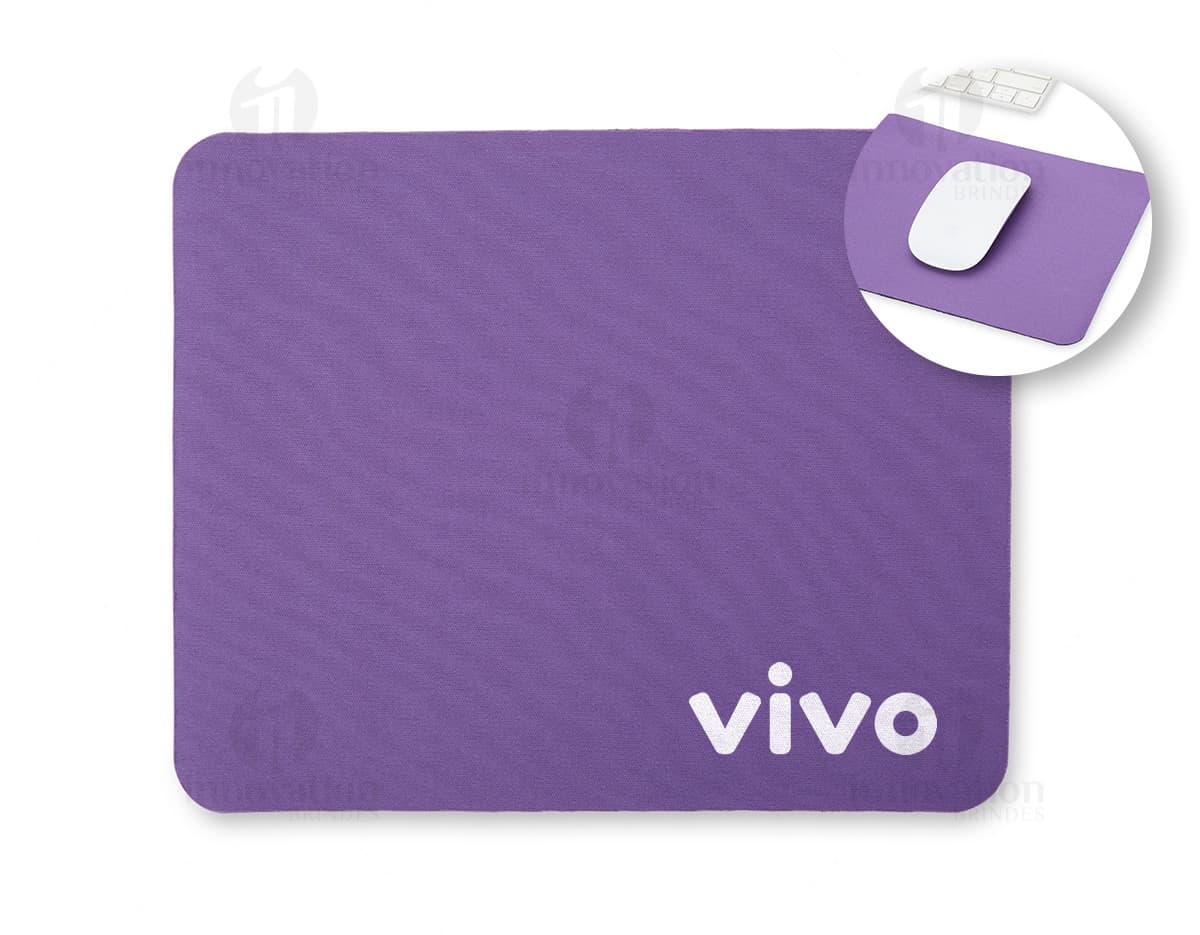 Mouse óptico preto com fio e design moderno. Mouse óptico preto com fio e design moderno.