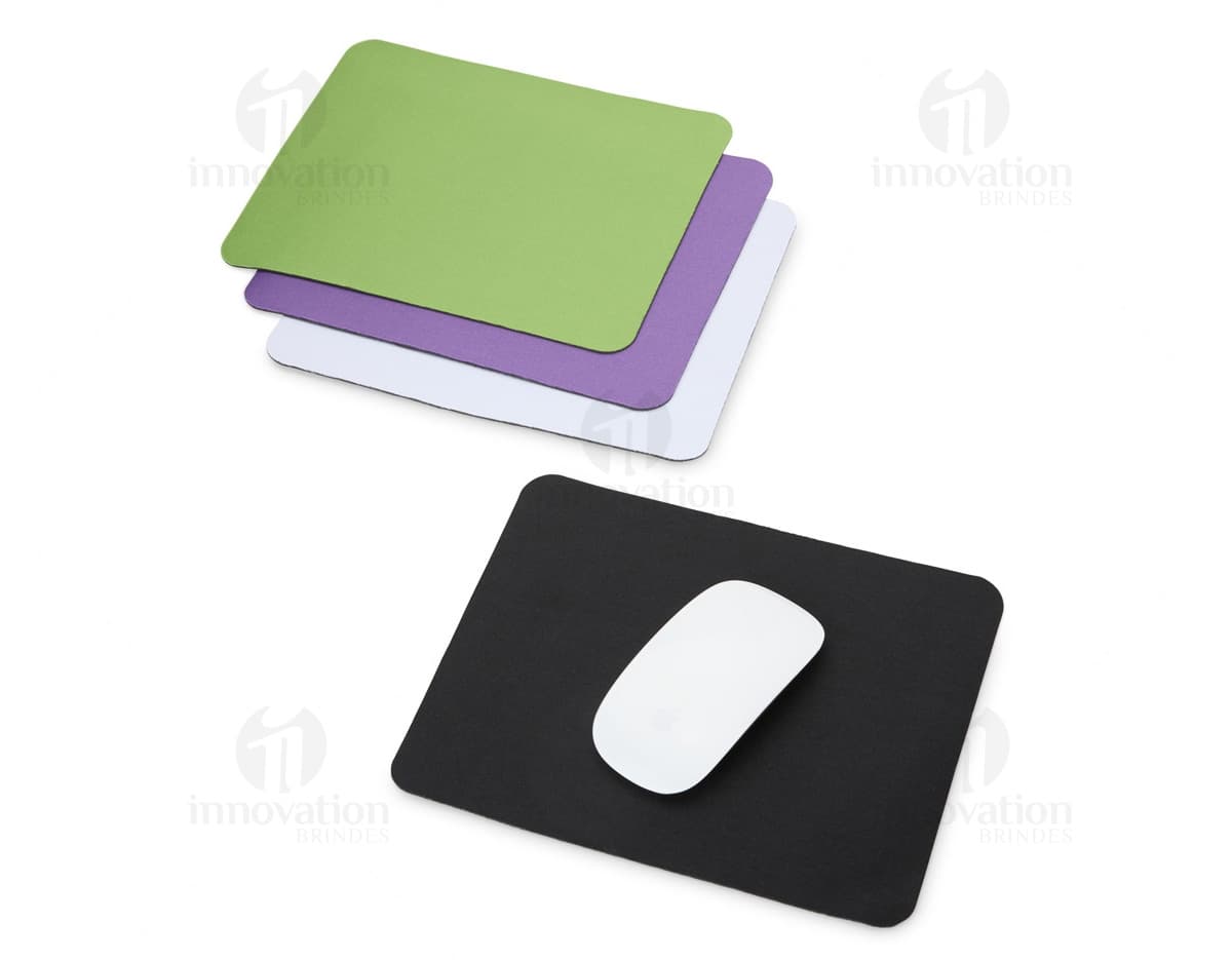 Mouse óptico preto com fio e design moderno. Mouse óptico preto com fio e design moderno.