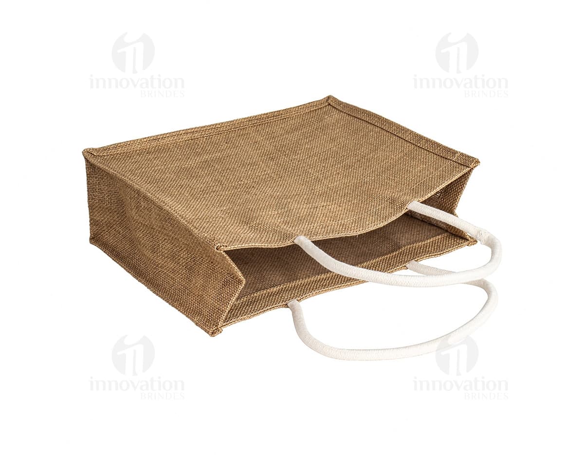 Sacola de Linho preta com alças duplas e detalhes em bege, em um cenário de fundo branco. Sacola de Linho preta com alças duplas e detalhes em bege, em um cenário de fundo branco.