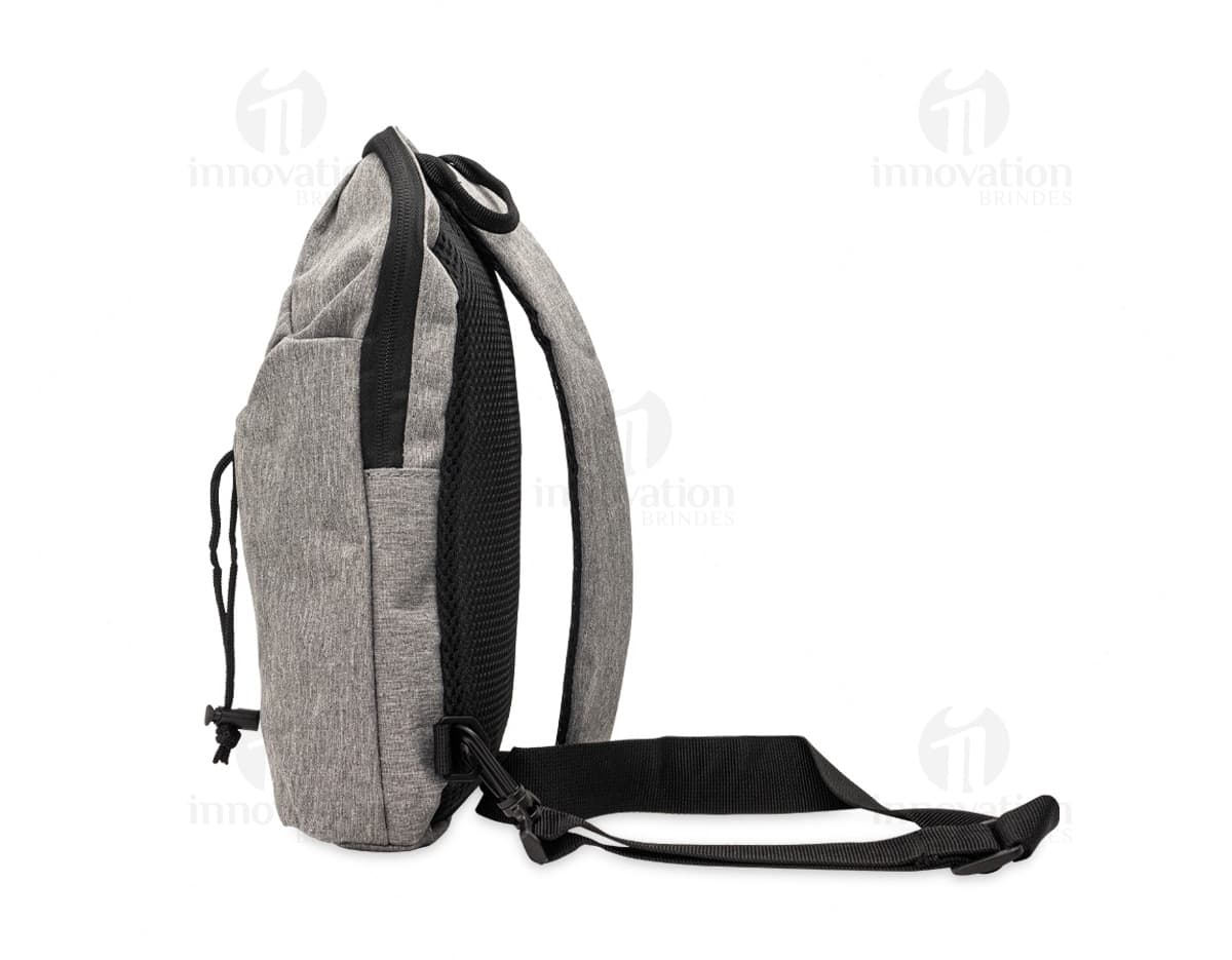Mochila de Ombro 6 Litros na cor preta, com alças ajustáveis e bolso frontal com zíper. Mochila de Ombro 6 Litros na cor preta, com alças ajustáveis e bolso frontal com zíper.