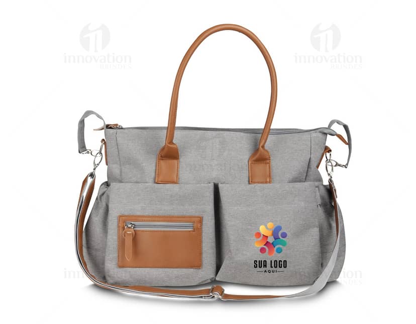 Bolsa térmica de 15 litros em cor azul, com alças de carregar e fecho em zíper.