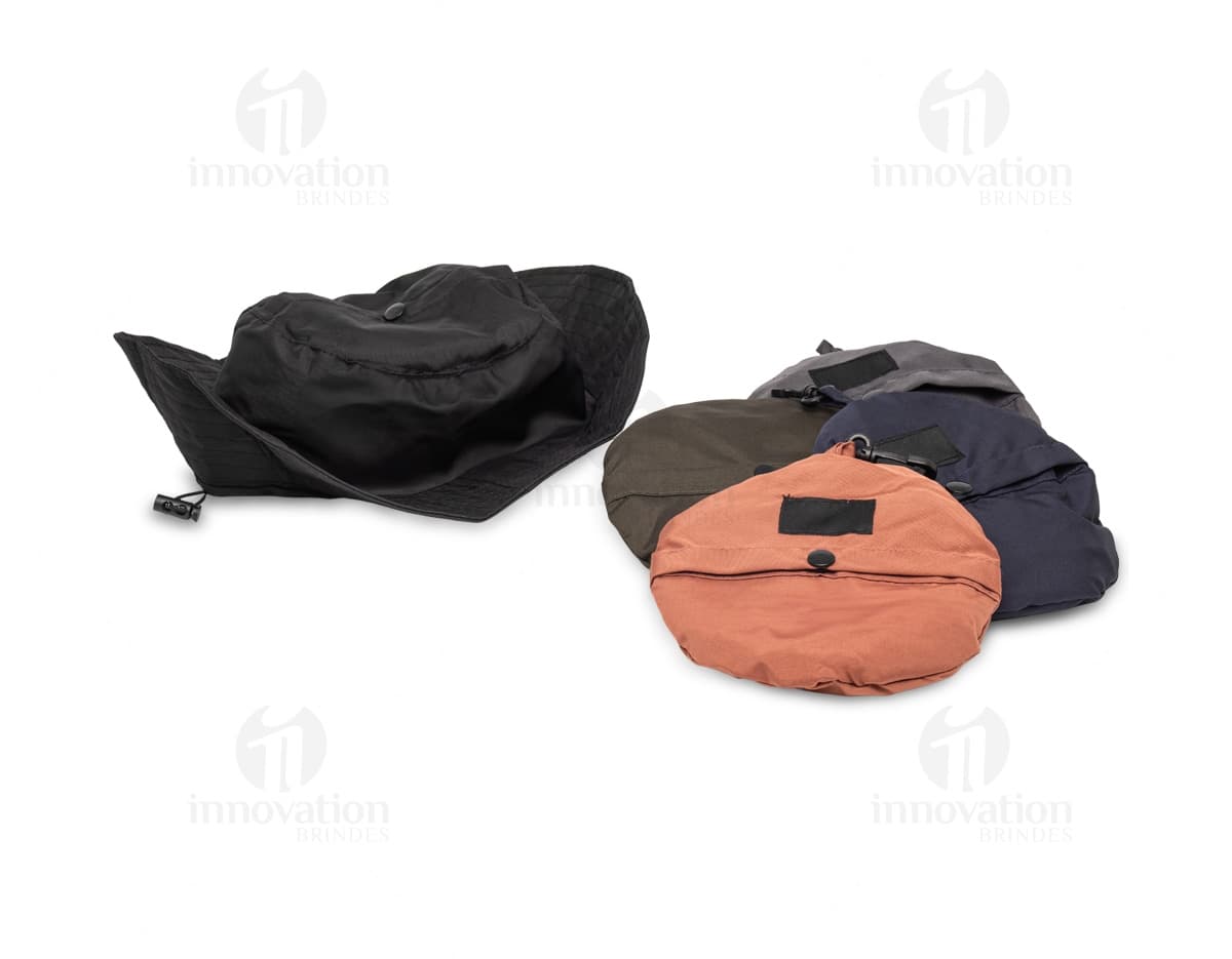 Chapéu Bucket Dobrável em cor preta, feito de material resistente e com aba larga. Chapéu Bucket Dobrável em cor preta, feito de material resistente e com aba larga.