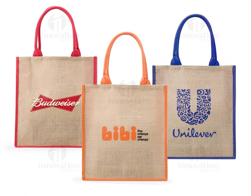 Conjunto de seis porta copos em formato redondo e feitos de silicone resistente. As cores variam entre azul, verde, vermelho, amarelo, laranja e roxo. Cada porta copo possui um design de bolinhas na superfície para evitar que os copos escorreguem. Ideal para proteger superfícies de mesas e balcões de possíveis danos causados por líquidos.