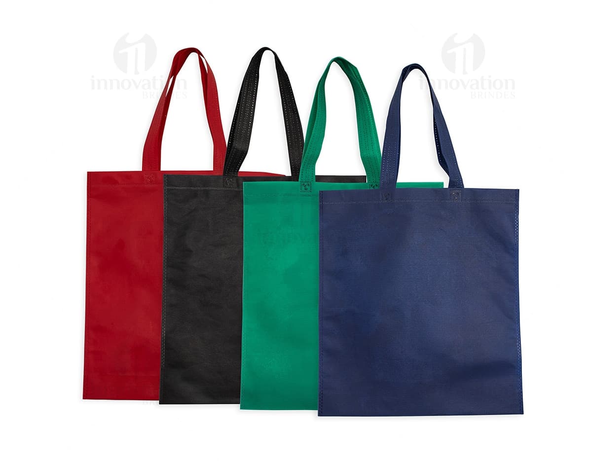 Imagem de um kit com 6 porta-copos em diferentes cores e estampas, dispostos em uma mesa de madeira. Imagem de um kit com 6 porta-copos em diferentes cores e estampas, dispostos em uma mesa de madeira.