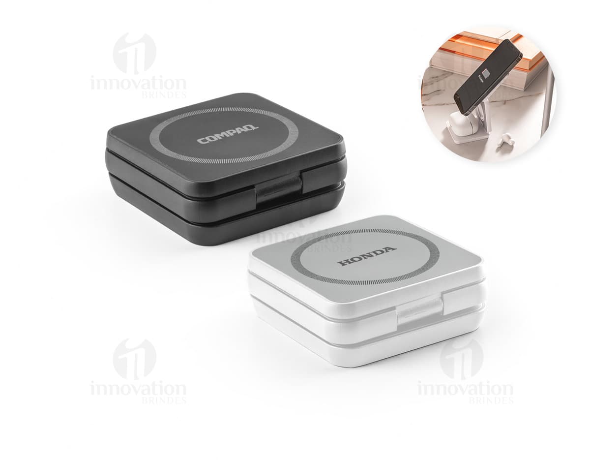 Kit com 6 porta copos em formato redondo, feitos de madeira e com estampas coloridas de flores e folhas. Kit com 6 porta copos em formato redondo, feitos de madeira e com estampas coloridas de flores e folhas.