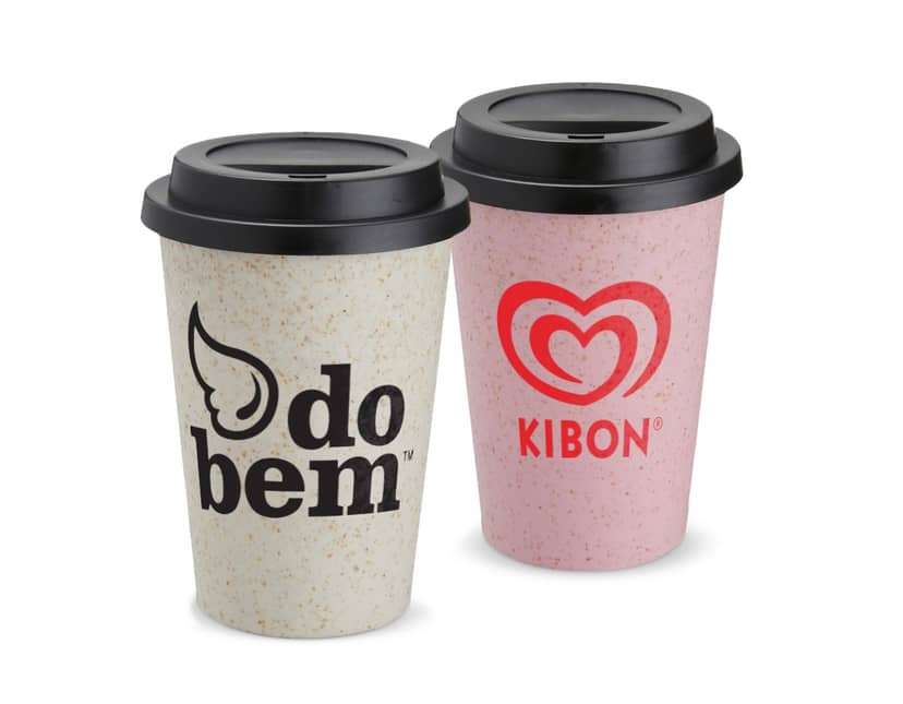 Copo de fibra de arroz de 450ml em cor marrom, feito de material sustentável. O copo está vazio e sobre uma mesa brilhante, com reflexo visível na superfície. O design é moderno e resistente, ideal para bebidas quentes ou frias.