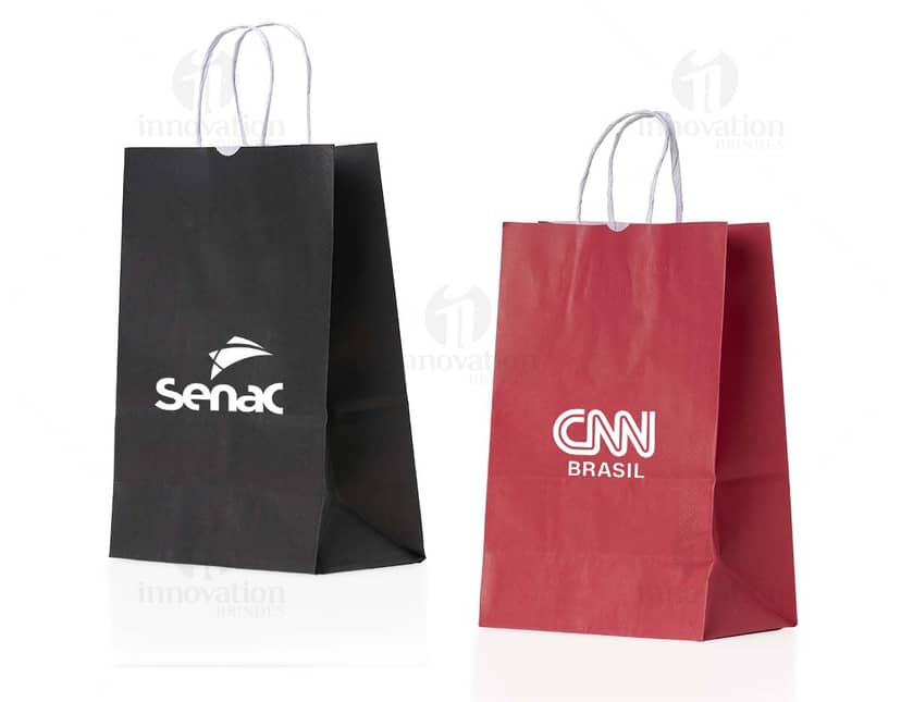 Toalha de praia de cores vibrantes estendida na areia, com estampas de listras coloridas e desenhos tropicais.