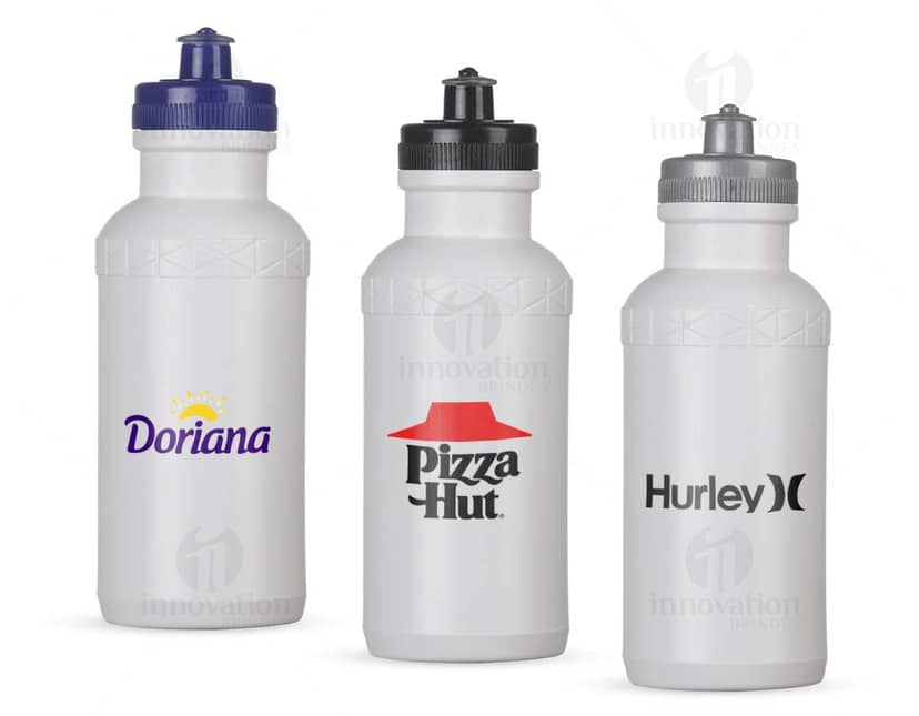 Kit com 6 porta copos de diferentes estampas coloridas sobre uma mesa de madeira.