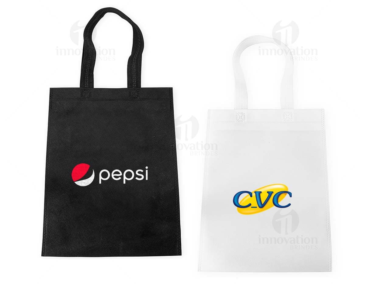 Kit com 6 porta copos em formato redondo e feitos de madeira, com estampas coloridas e desenhos variados, cada um com aproximadamente 10 cm de diâmetro. Kit com 6 porta copos em formato redondo e feitos de madeira, com estampas coloridas e desenhos variados, cada um com aproximadamente 10 cm de diâmetro.