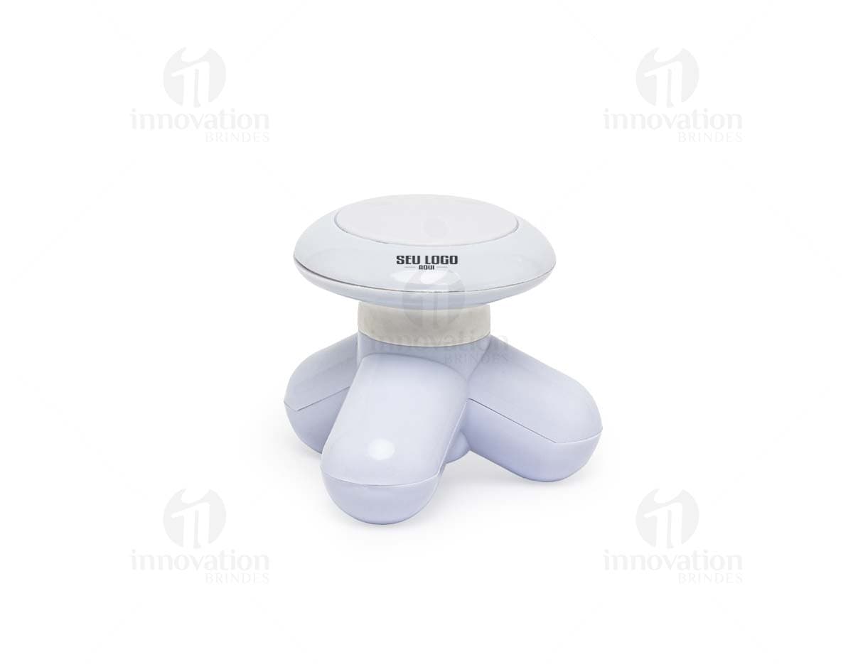 Mala viagem pequena na cor preta, possui quatro rodinhas e alça retrátil. Está aberta e contém roupas dobradas e um par de sapatos. Mala viagem pequena na cor preta, possui quatro rodinhas e alça retrátil. Está aberta e contém roupas dobradas e um par de sapatos.