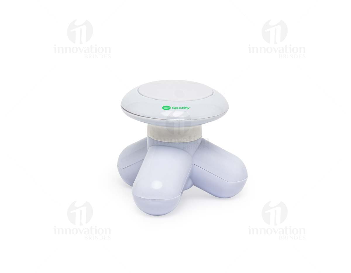 Mala viagem pequena na cor preta, possui quatro rodinhas e alça retrátil. Está aberta e contém roupas dobradas e um par de sapatos. Mala viagem pequena na cor preta, possui quatro rodinhas e alça retrátil. Está aberta e contém roupas dobradas e um par de sapatos.