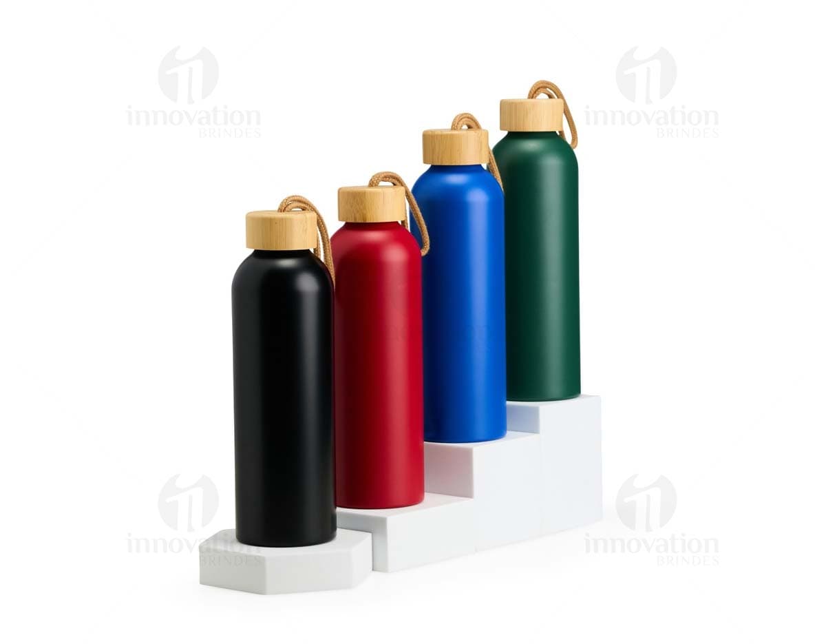 Kit com 6 porta copos em formato quadrado, feitos de cortiça. Cada porta copo possui uma estampa colorida de desenhos geométricos. Kit com 6 porta copos em formato quadrado, feitos de cortiça. Cada porta copo possui uma estampa colorida de desenhos geométricos.