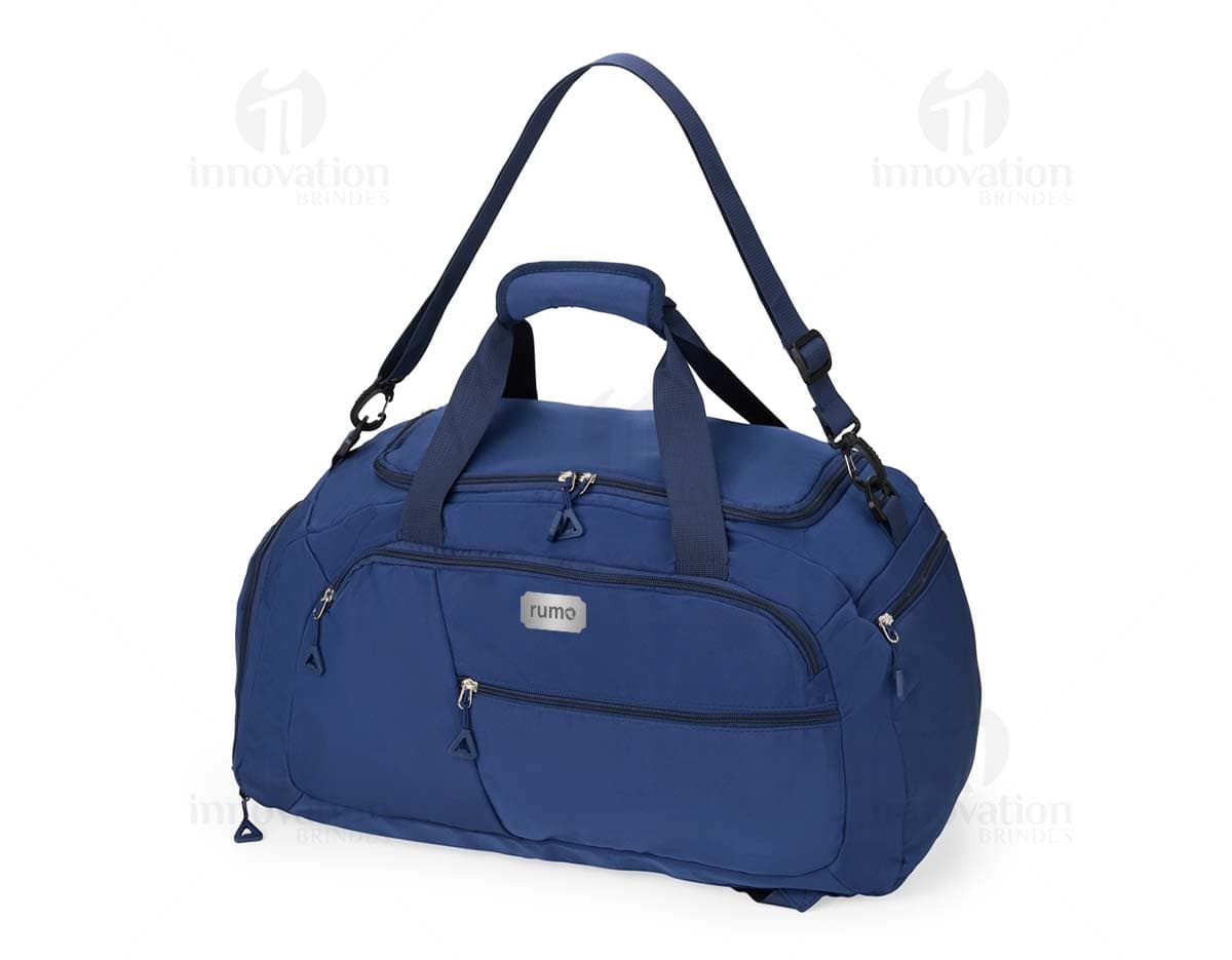 Bolsa de higiene pessoal aberta com diversos compartimentos e kit de acessórios de higiene pessoal espalhado. Bolsa de higiene pessoal aberta com diversos compartimentos e kit de acessórios de higiene pessoal espalhado.