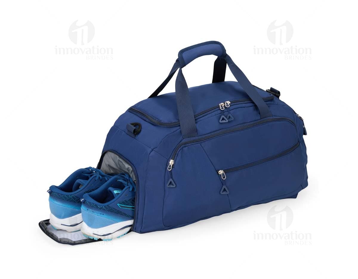 Bolsa de higiene pessoal aberta com diversos compartimentos e kit de acessórios de higiene pessoal espalhado. Bolsa de higiene pessoal aberta com diversos compartimentos e kit de acessórios de higiene pessoal espalhado.