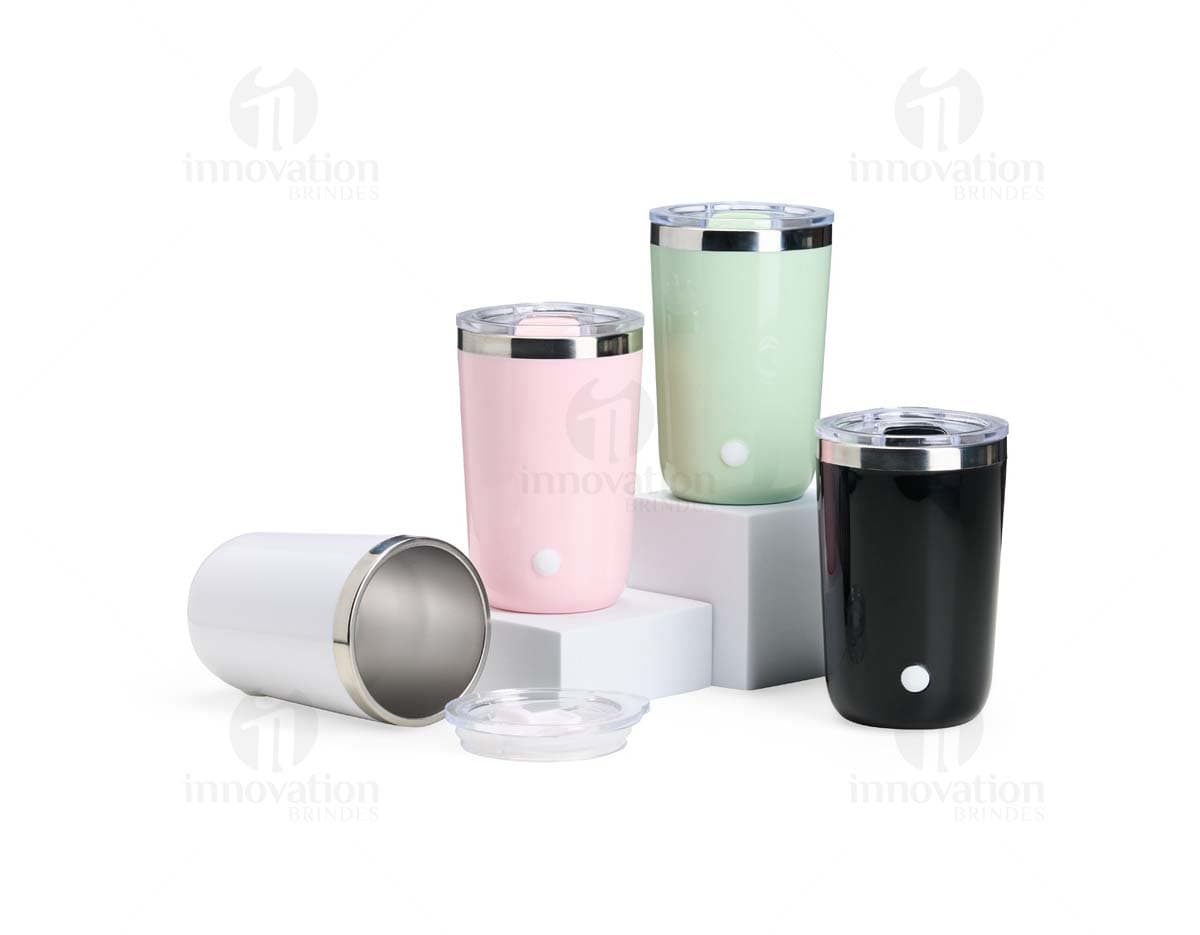 Kit com 6 porta copos em formato redondo, de diferentes cores e estampas geométricas. Kit com 6 porta copos em formato redondo, de diferentes cores e estampas geométricas.