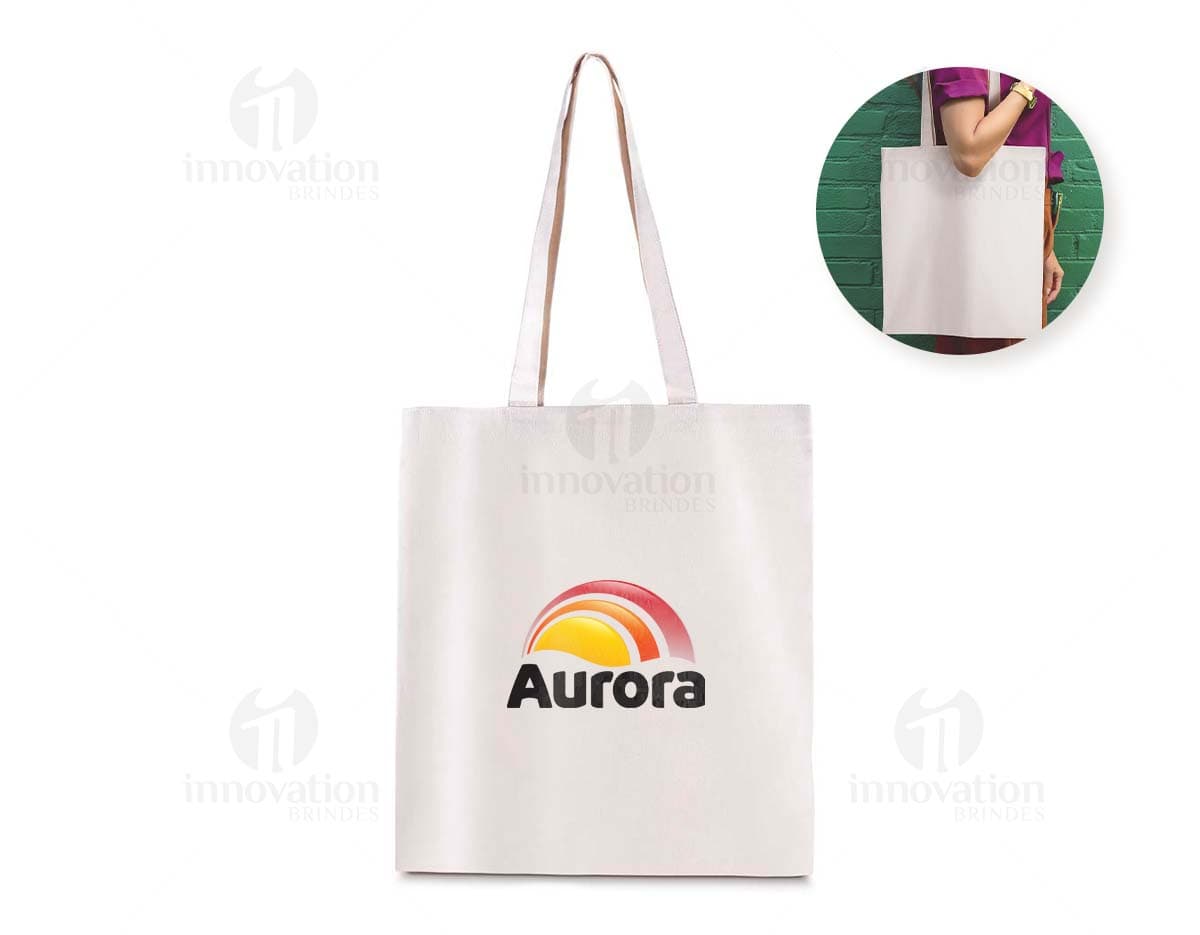 Sacola em algodão 220g/m² marrom com alça de couro, fecho em zíper e detalhes em metal preto. Ideal para compras no supermercado, presentes ou transporte de objetos diversos. Elegante e moderna, combina praticidade com estilo. Sacola em algodão 220g/m² marrom com alça de couro, fecho em zíper e detalhes em metal preto. Ideal para compras no supermercado, presentes ou transporte de objetos diversos. Elegante e moderna, combina praticidade com estilo.