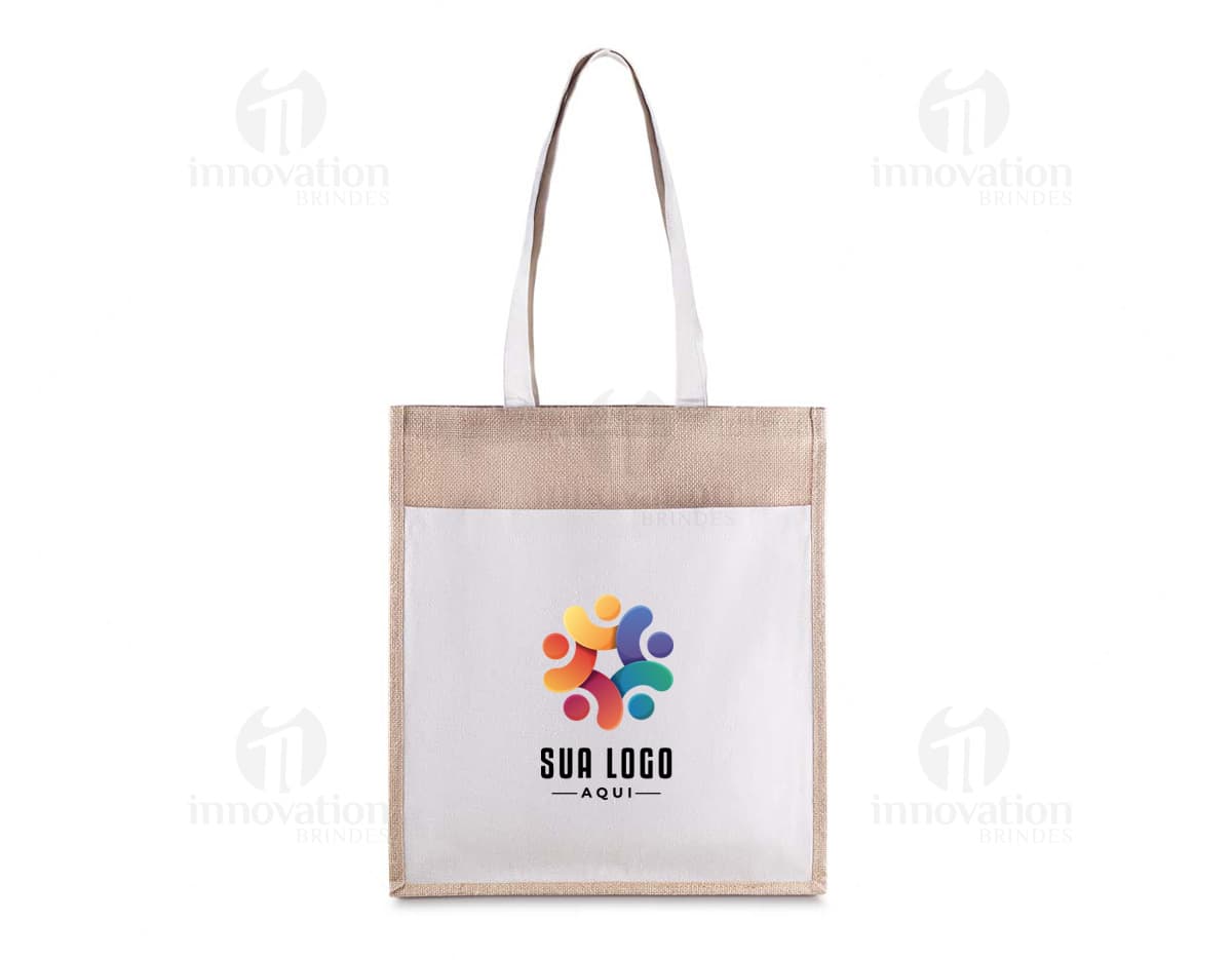 Kit com 6 porta copos em formato quadrado, nas cores branco, preto e cinza. Cada porta copo possui uma estampa diferente, sendo três com desenhos de frutas e três com padrões geométricos. O material do produto parece ser de cerâmica. Kit com 6 porta copos em formato quadrado, nas cores branco, preto e cinza. Cada porta copo possui uma estampa diferente, sendo três com desenhos de frutas e três com padrões geométricos. O material do produto parece ser de cerâmica.