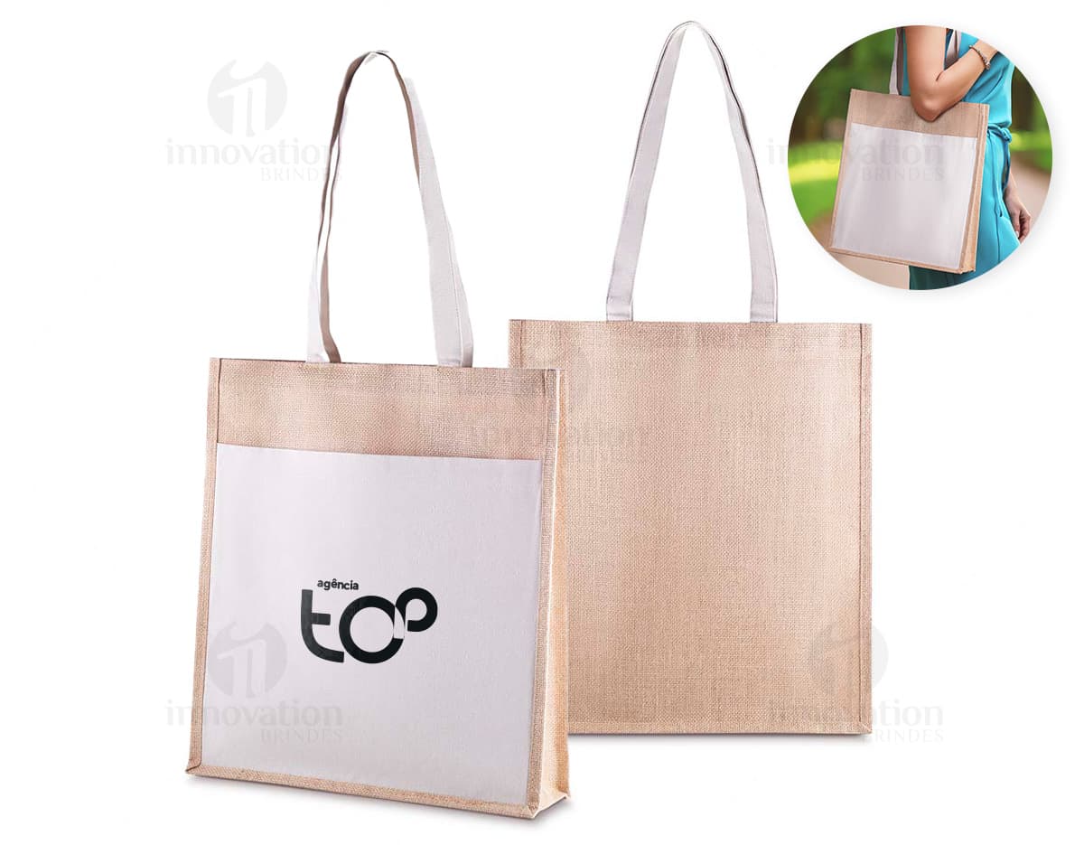 Sacola de juta marrom com alça amarela vazia, pronta para transporte de compras em uma loja de varejo. Ideal para embalagem de presentes e compras de fashionistas conscientes. Sacola de juta marrom com alça amarela vazia, pronta para transporte de compras em uma loja de varejo. Ideal para embalagem de presentes e compras de fashionistas conscientes.
