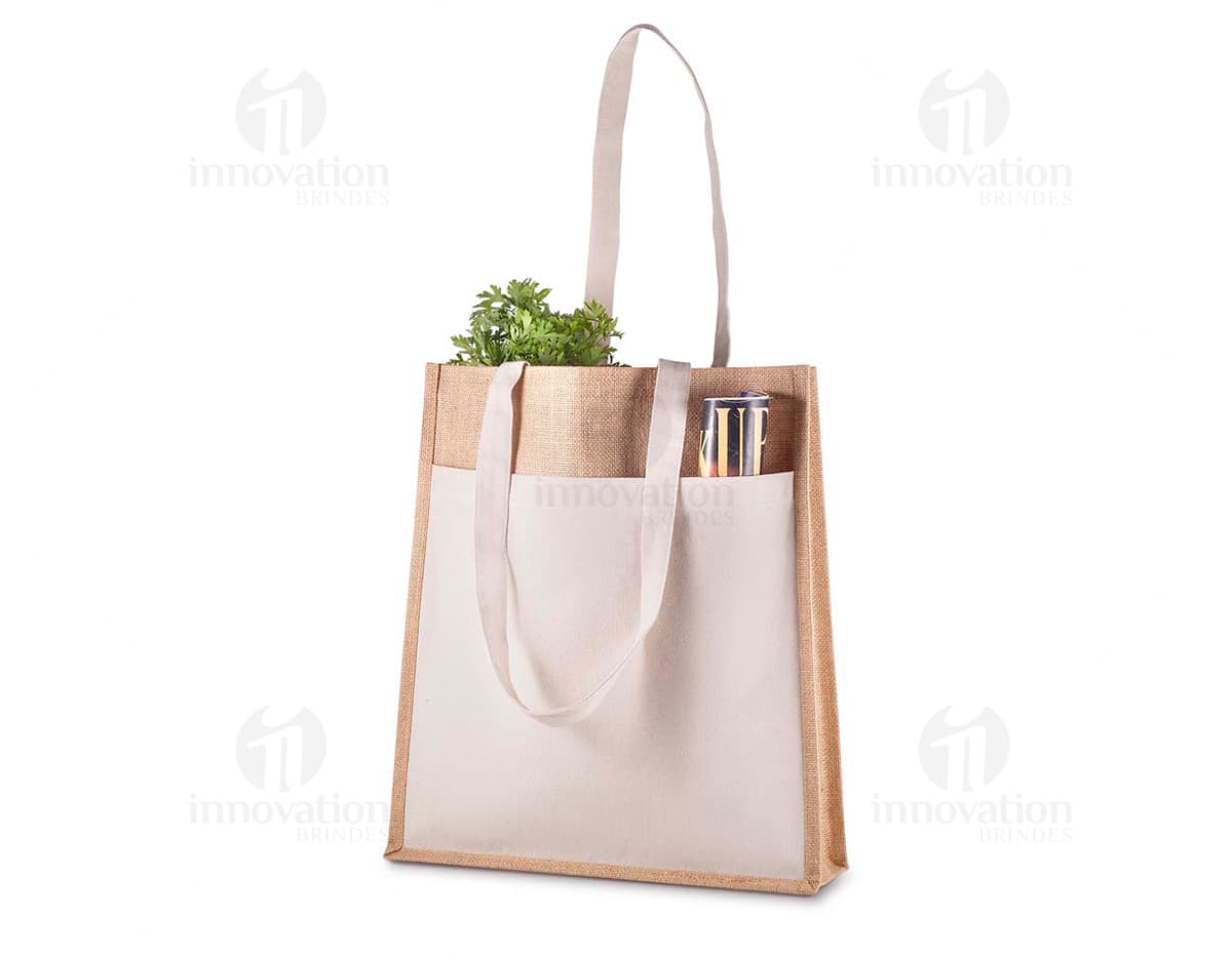 Sacola de juta marrom com alça amarela vazia, pronta para transporte de compras em uma loja de varejo. Ideal para embalagem de presentes e compras de fashionistas conscientes. Sacola de juta marrom com alça amarela vazia, pronta para transporte de compras em uma loja de varejo. Ideal para embalagem de presentes e compras de fashionistas conscientes.