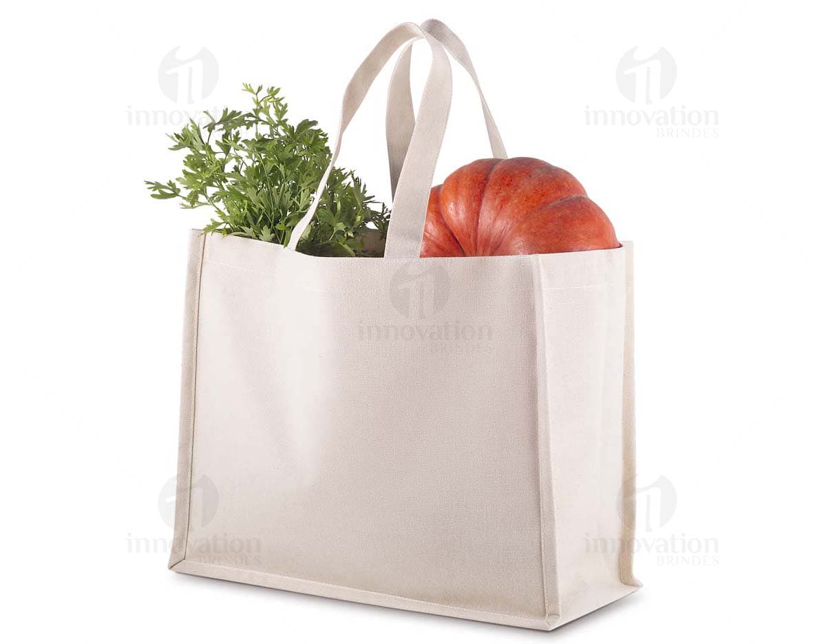Sacola TNT metalizada preta, com textura de tecido de algodão, detalhes em metal e costura visível. Estilo casual e moderno, com design de jeans desgastado. Ideal para uso como bolsa ou sacola de compras. Sacola TNT metalizada preta, com textura de tecido de algodão, detalhes em metal e costura visível. Estilo casual e moderno, com design de jeans desgastado. Ideal para uso como bolsa ou sacola de compras.
