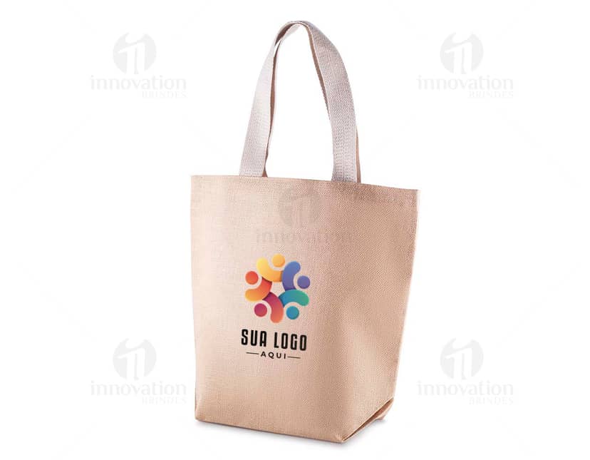 Kit com 6 porta copos com estampas coloridas em formato redondo. O produto é apresentado em uma mesa de madeira com fundo neutro.