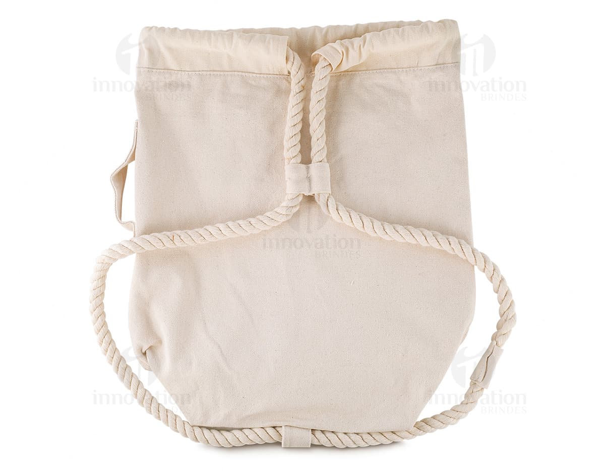 Mulher sorridente segurando uma sacola transparente contendo uma garrafa. Ela veste uma camisa casual e possui um look atraente, em um estúdio de moda. Mulher sorridente segurando uma sacola transparente contendo uma garrafa. Ela veste uma camisa casual e possui um look atraente, em um estúdio de moda.