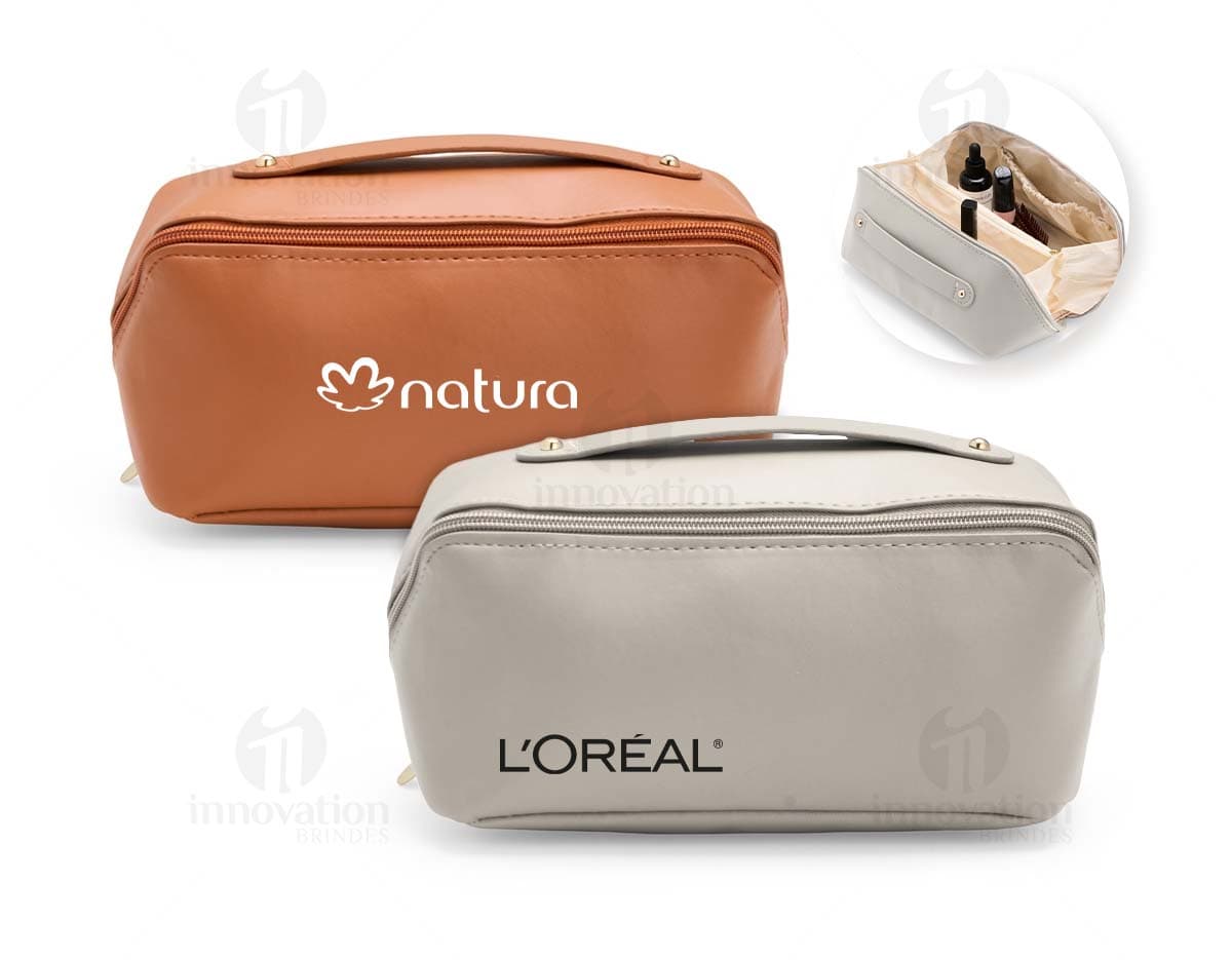 kit com 6 porta copos em formato redondo, feitos de acrílico transparente com desenhos coloridos de frutas. Os porta copos estão organizados em fila sobre uma mesa de madeira clara. kit com 6 porta copos em formato redondo, feitos de acrílico transparente com desenhos coloridos de frutas. Os porta copos estão organizados em fila sobre uma mesa de madeira clara.