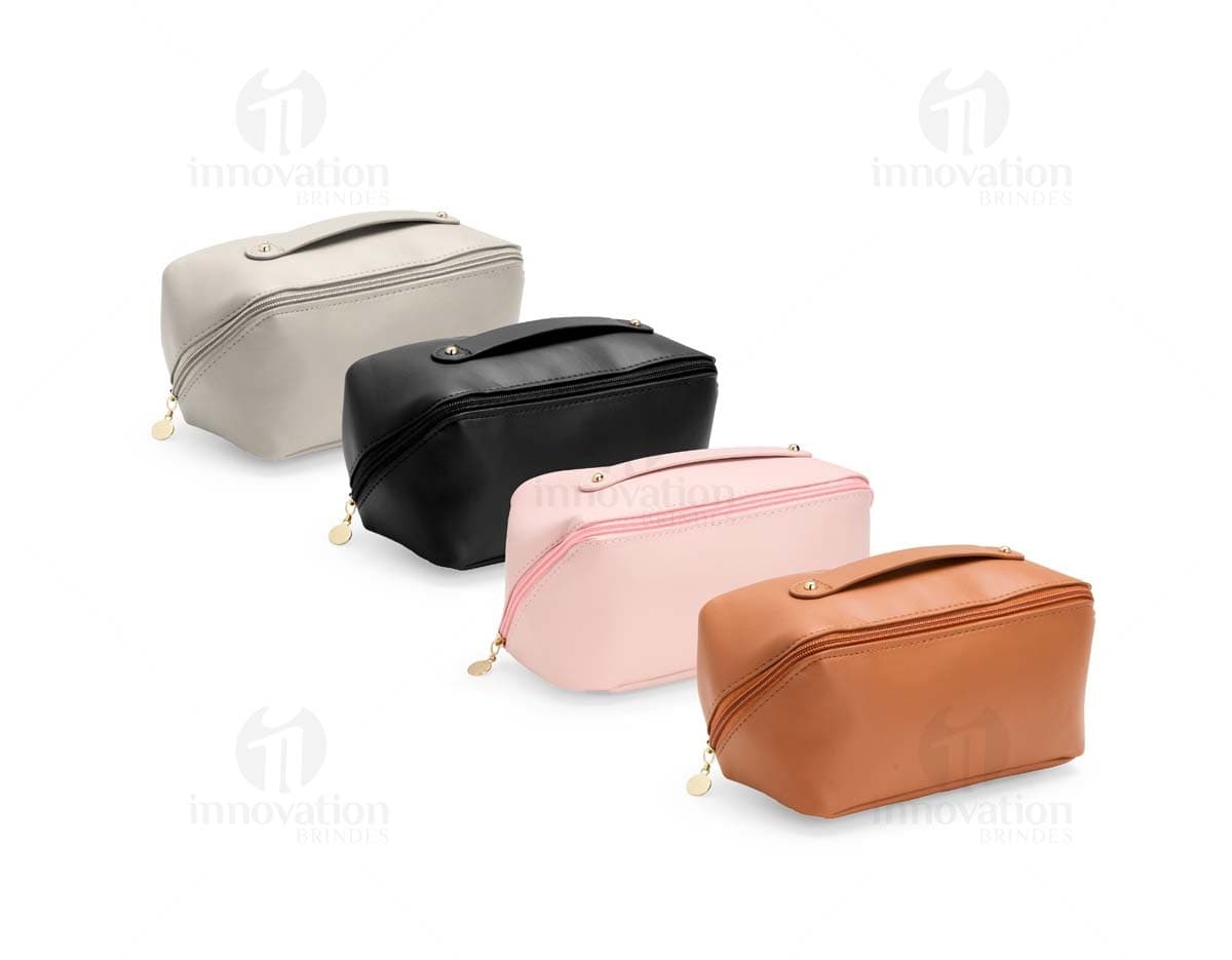 kit com 6 porta copos em formato redondo, feitos de acrílico transparente com desenhos coloridos de frutas. Os porta copos estão organizados em fila sobre uma mesa de madeira clara. kit com 6 porta copos em formato redondo, feitos de acrílico transparente com desenhos coloridos de frutas. Os porta copos estão organizados em fila sobre uma mesa de madeira clara.