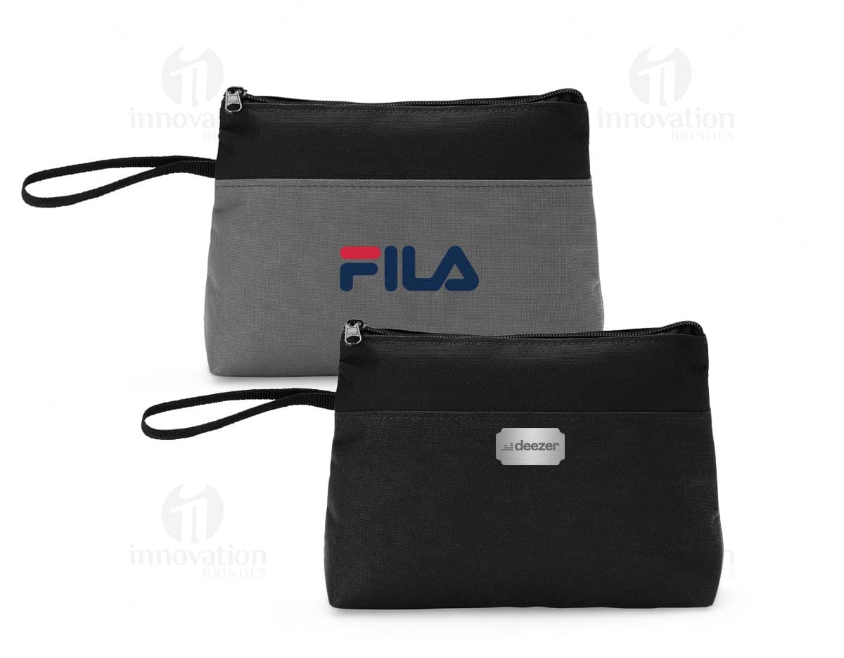 Necessaire 600D com alça lateral e bolso frontal. Necessaire 600D com alça lateral e bolso frontal.