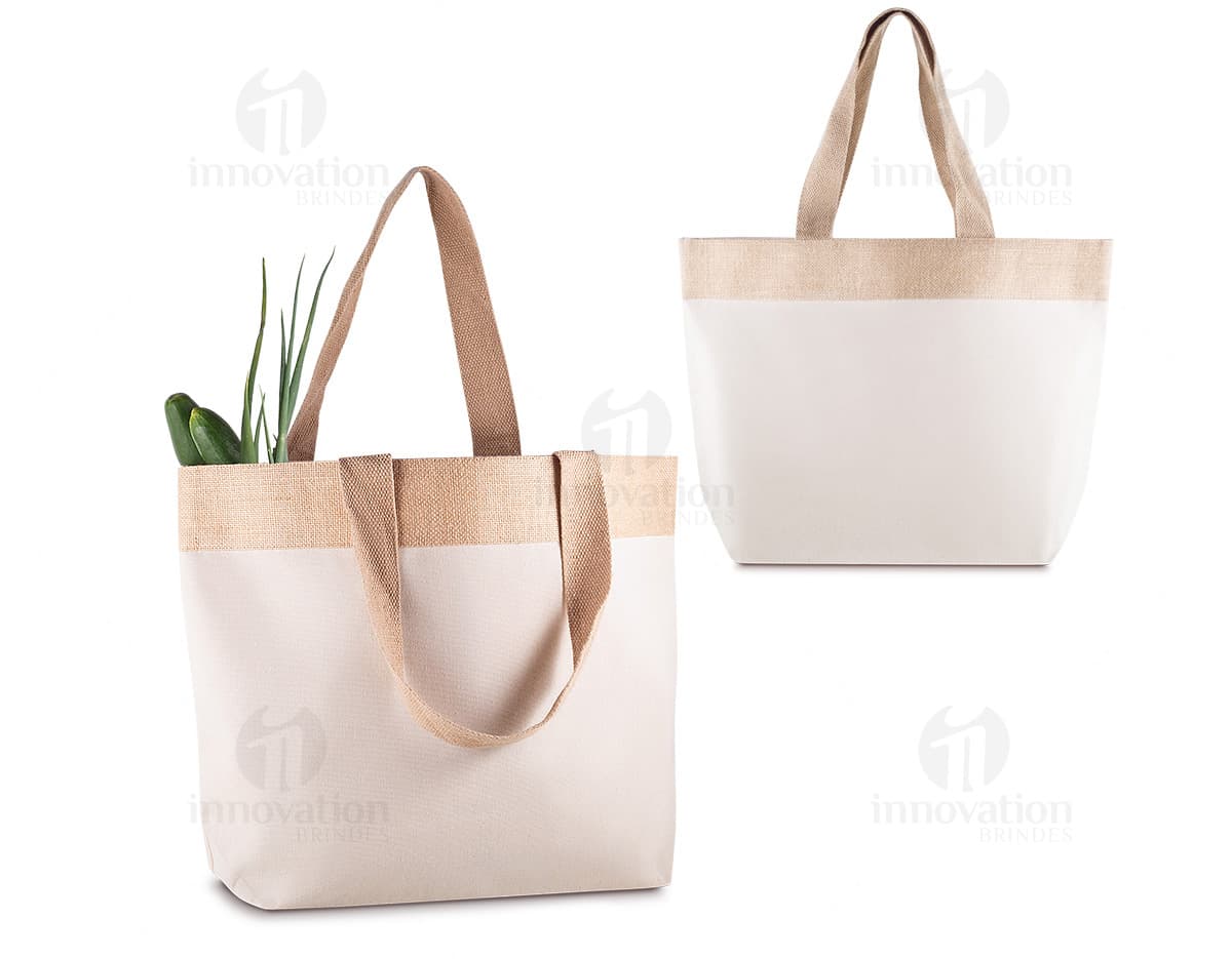 Sacola feita de algodão e juta em um fundo branco. Sacola feita de algodão e juta em um fundo branco.