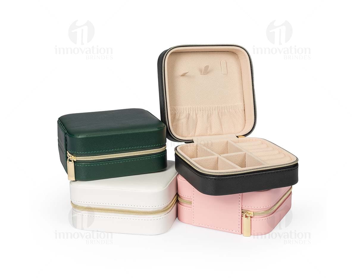Kit com 6 porta copos de diferentes estampas e cores variadas. Kit com 6 porta copos de diferentes estampas e cores variadas.