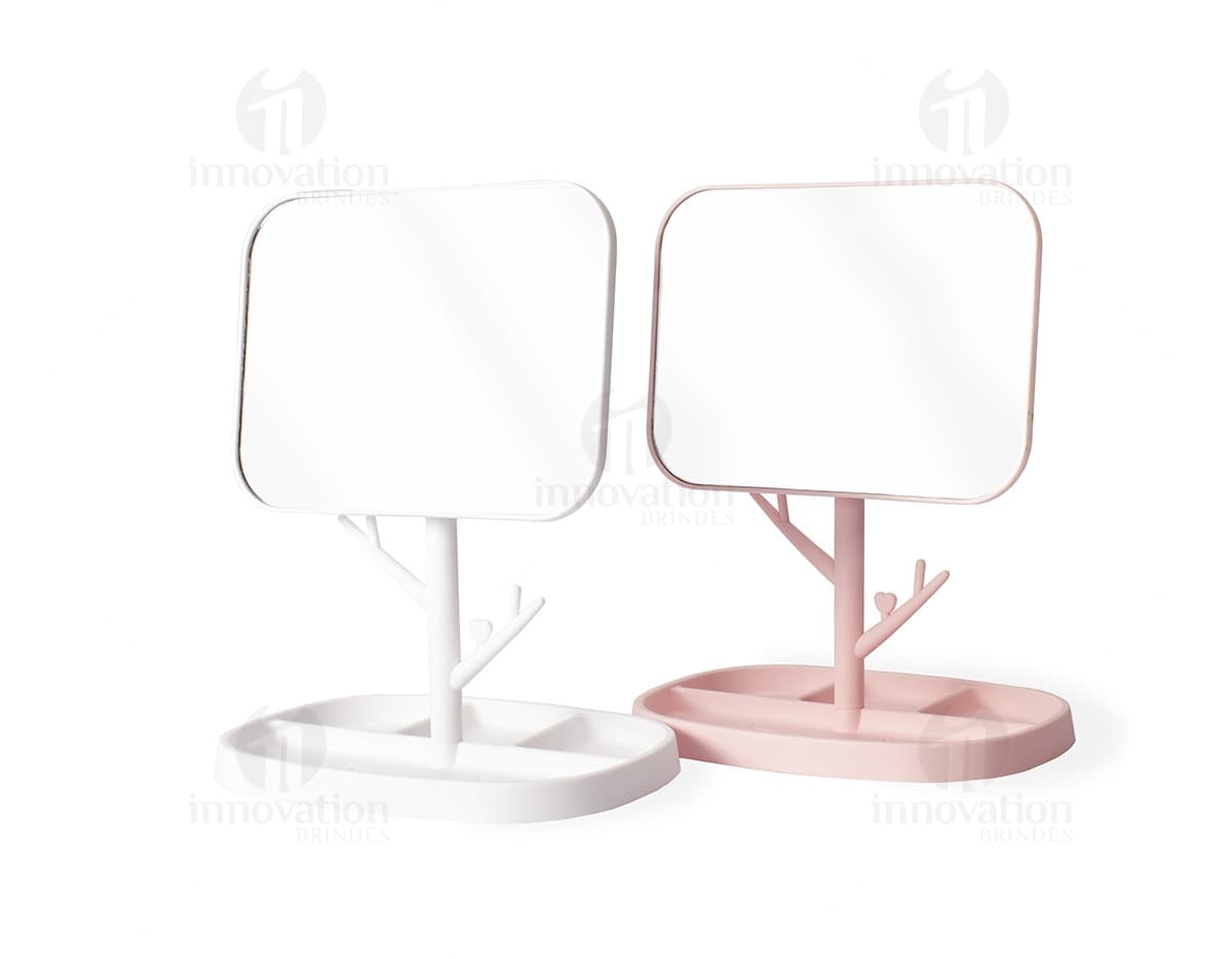 Kit com 6 porta copos em formato quadrado, feitos de madeira com estampa de folhas verdes e flores coloridas. Kit com 6 porta copos em formato quadrado, feitos de madeira com estampa de folhas verdes e flores coloridas.
