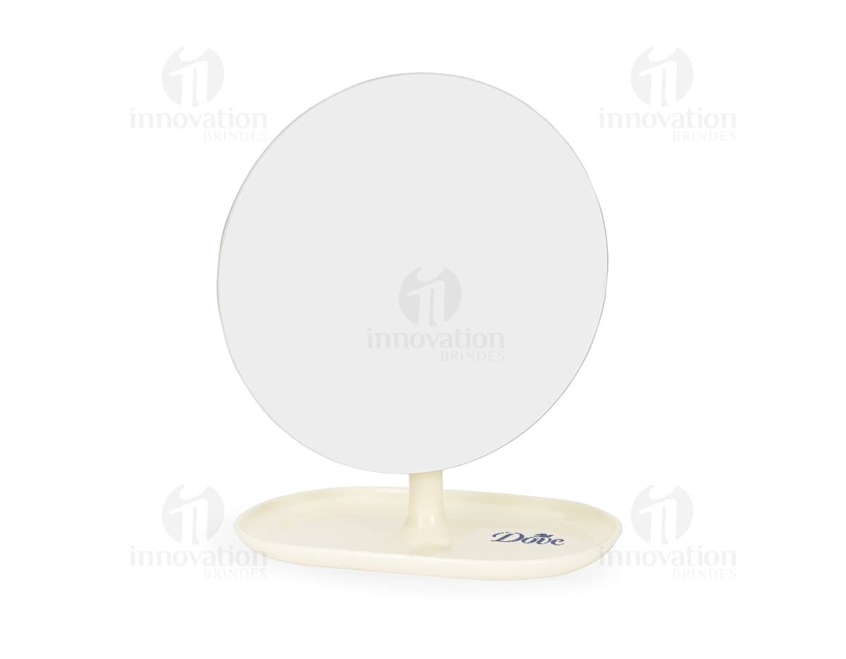 Kit churrasco em estojo com acessórios dispostos em uma mesa. Dentre os acessórios, é possível identificar facas, garfos, espetos e uma tábua de corte. Kit churrasco em estojo com acessórios dispostos em uma mesa. Dentre os acessórios, é possível identificar facas, garfos, espetos e uma tábua de corte.