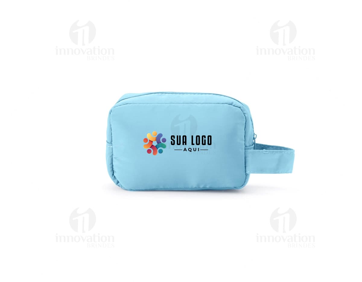 Adaptador de Tomada Universal compacto, branco, com entradas para diferentes tipos de plugues. Adaptador de Tomada Universal compacto, branco, com entradas para diferentes tipos de plugues.