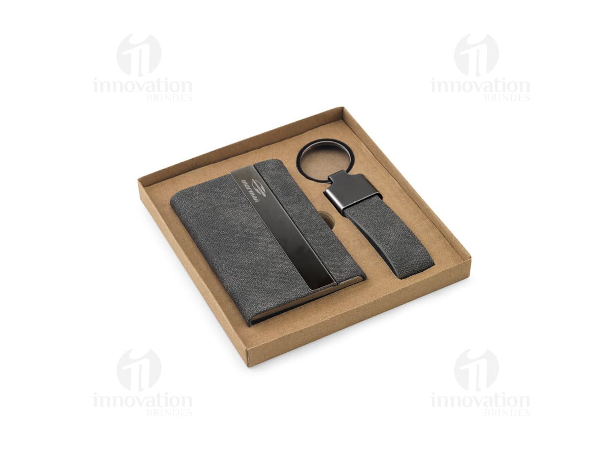 Kit com 6 porta copos em formato quadrado, feitos de cerâmica branca com estampas coloridas de flores em cada um. Kit com 6 porta copos em formato quadrado, feitos de cerâmica branca com estampas coloridas de flores em cada um.