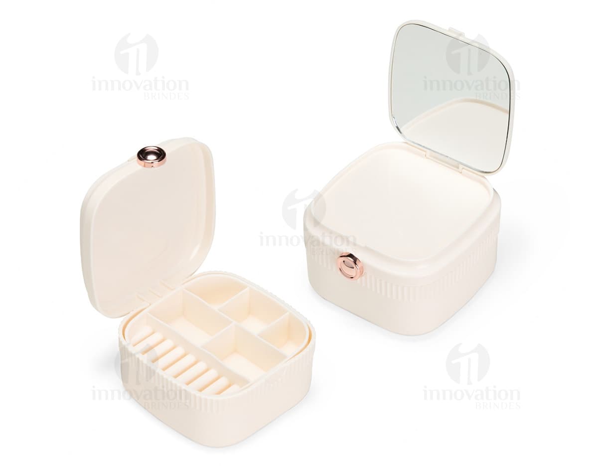 Kit com 6 porta copos em formato redondo, feitos de material resistente e com estampas coloridas de frutas tropicais. Kit com 6 porta copos em formato redondo, feitos de material resistente e com estampas coloridas de frutas tropicais.