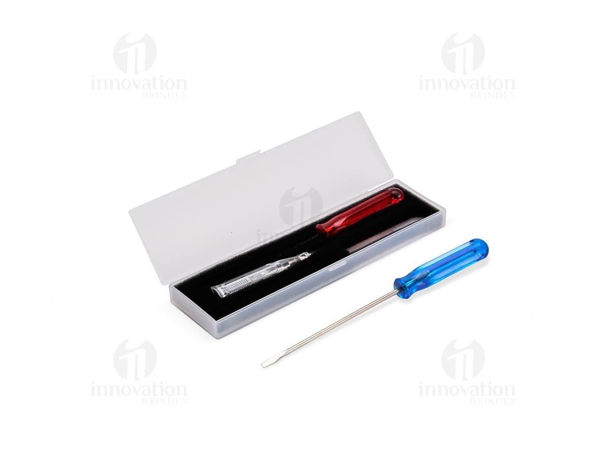 Kit com 6 porta copos em formato quadrado, com estampa de frutas tropicais. Os porta copos são coloridos, com bordas pretas e possuem base antiderrapante. Kit com 6 porta copos em formato quadrado, com estampa de frutas tropicais. Os porta copos são coloridos, com bordas pretas e possuem base antiderrapante.