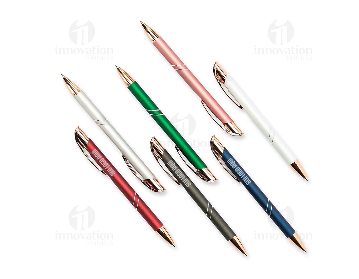 Kit com 6 porta copos de diferentes cores e estampas sobre uma mesa de madeira. Kit com 6 porta copos de diferentes cores e estampas sobre uma mesa de madeira.