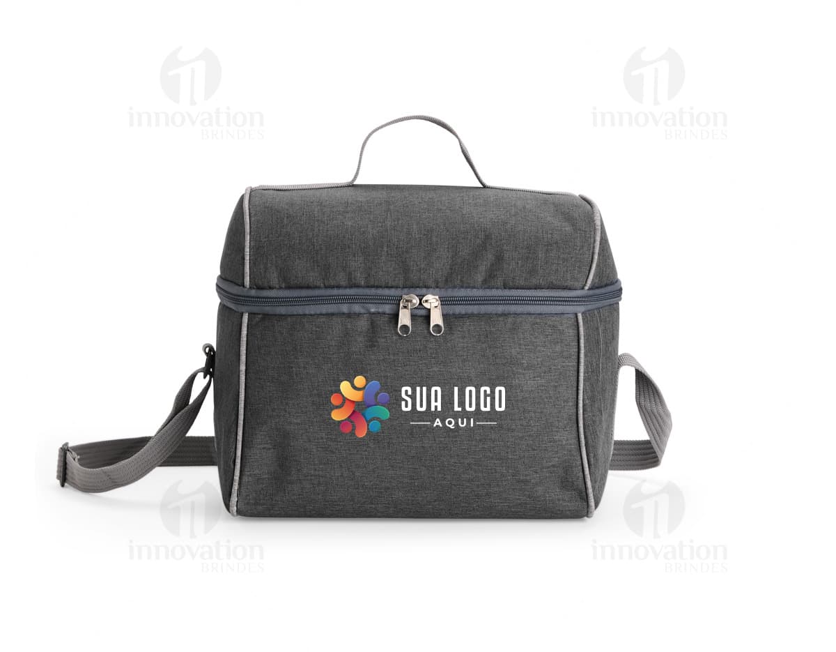Um conjunto de 6 porta copos com estampas coloridas em formato quadrado, feitos de material resistente para proteger superfícies de móveis. Um conjunto de 6 porta copos com estampas coloridas em formato quadrado, feitos de material resistente para proteger superfícies de móveis.