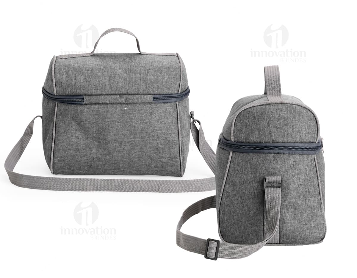 Um conjunto de 6 porta copos com estampas coloridas em formato quadrado, feitos de material resistente para proteger superfícies de móveis. Um conjunto de 6 porta copos com estampas coloridas em formato quadrado, feitos de material resistente para proteger superfícies de móveis.