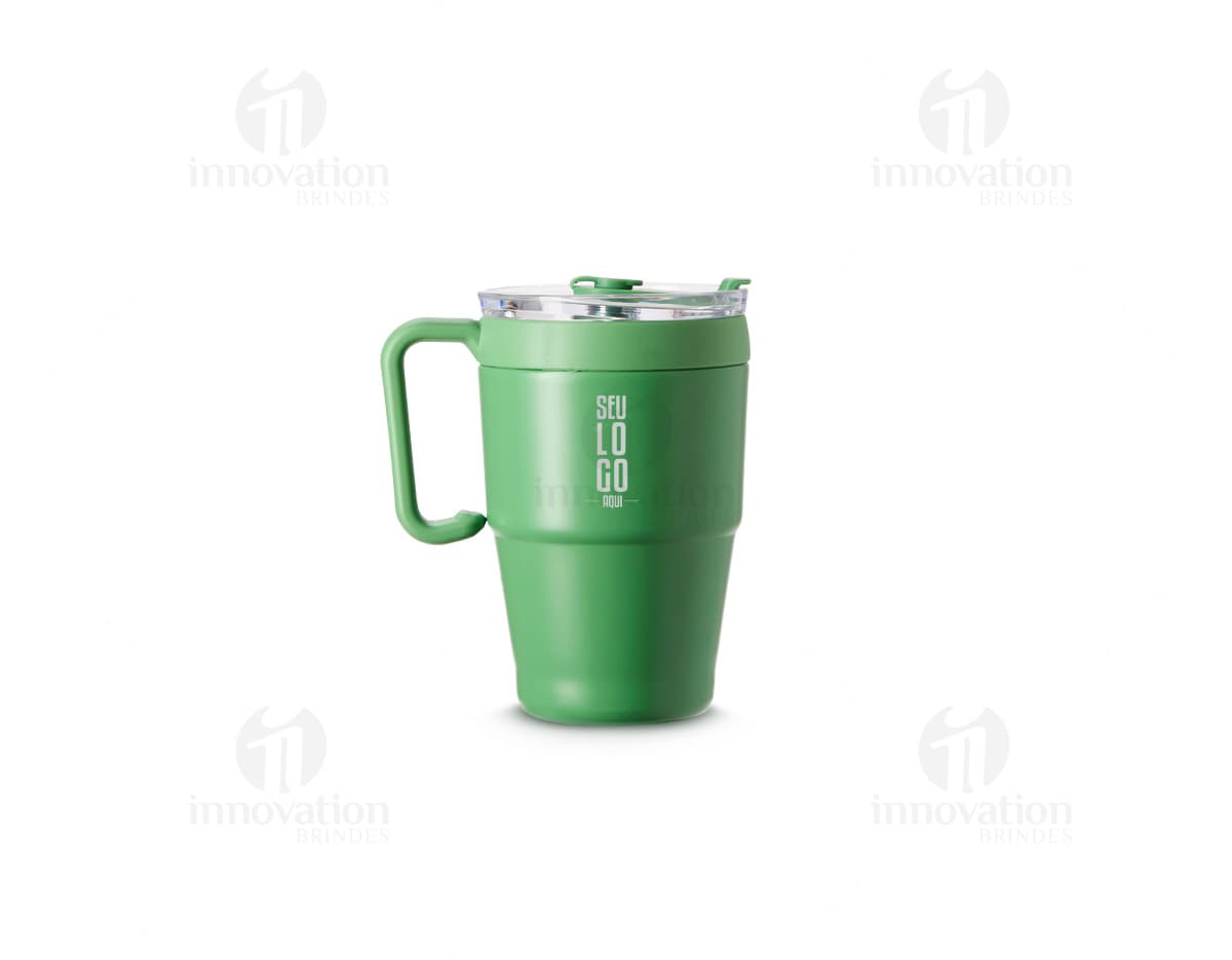 Caneca de bambu 500ml em fundo branco, com tampa de rosca e alça. Caneca de bambu 500ml em fundo branco, com tampa de rosca e alça.