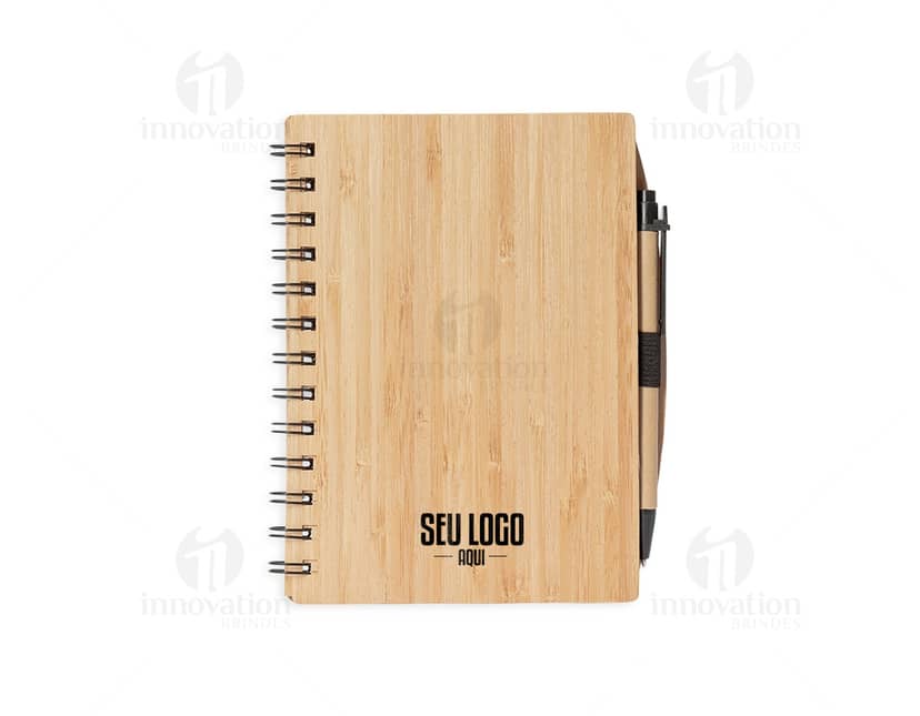 Caderno com autoadesivo em tons de azul e amarelo, contendo folhas pautadas e adesivos coloridos destacáveis na capa.