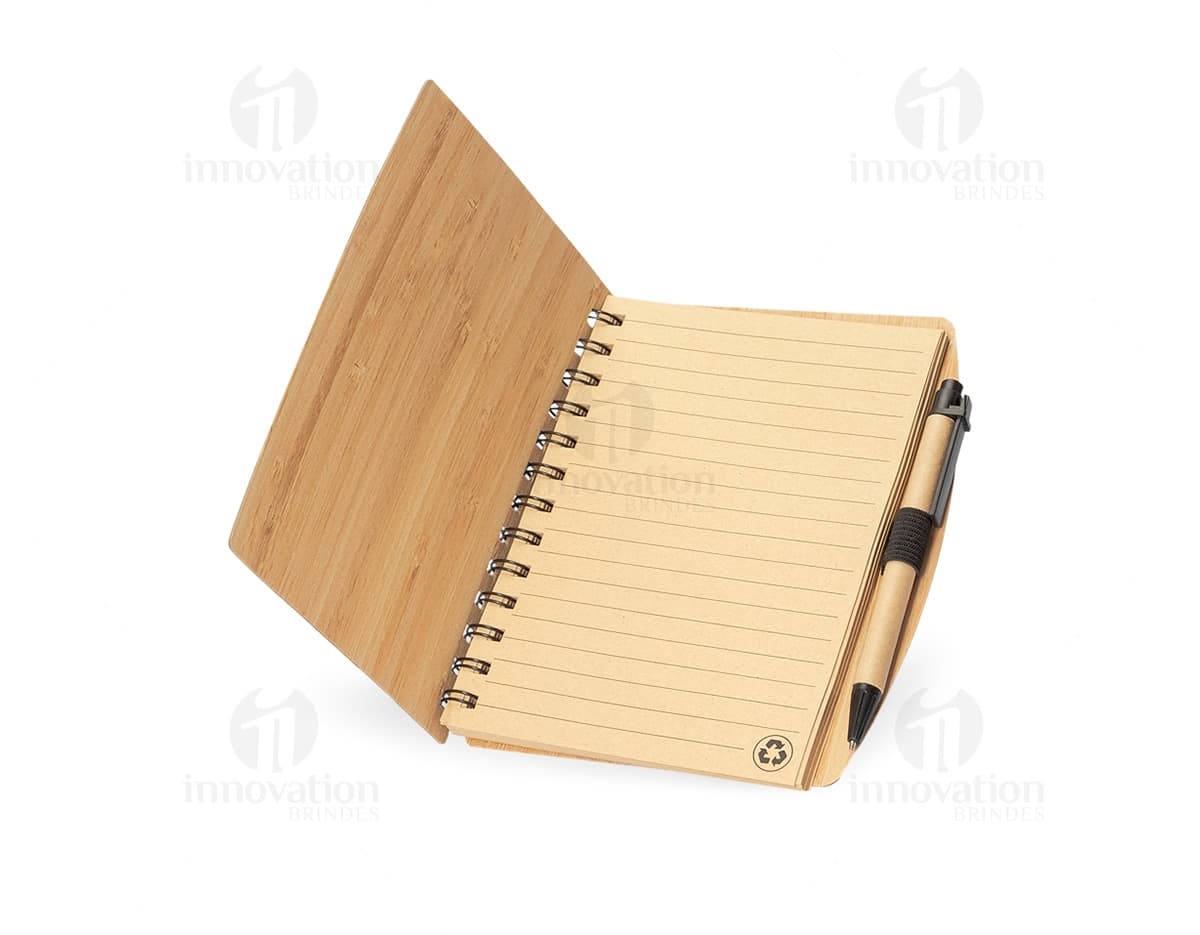 Kit com 6 porta copos em formato quadrado, feitos de material resistente e com estampas coloridas de frutas tropicais. Kit com 6 porta copos em formato quadrado, feitos de material resistente e com estampas coloridas de frutas tropicais.