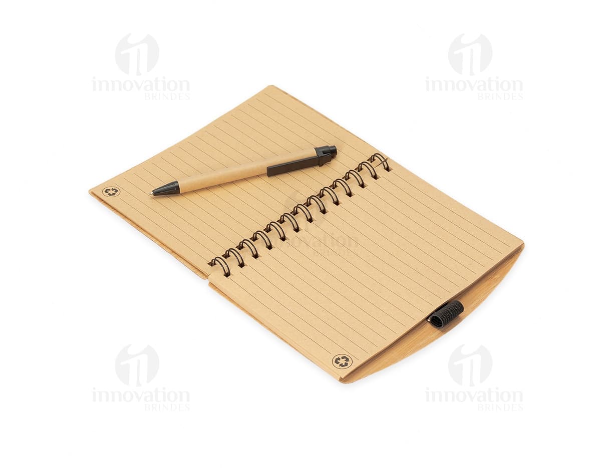 Caderno com autoadesivo em tons de azul e amarelo, contendo folhas pautadas e adesivos coloridos destacáveis na capa. Caderno com autoadesivo em tons de azul e amarelo, contendo folhas pautadas e adesivos coloridos destacáveis na capa.