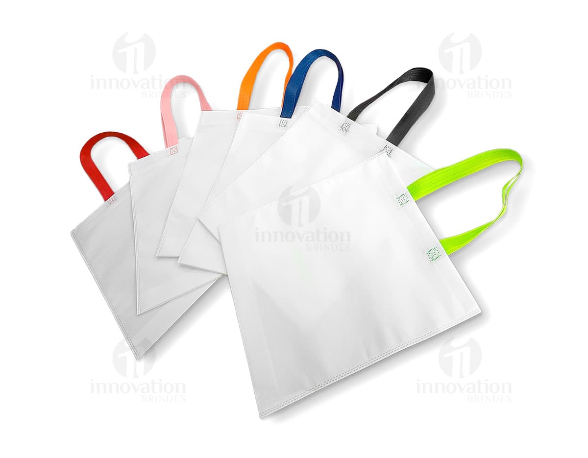 Kit com 6 porta copos em diferentes cores e estampas, feitos em material resistente para proteger superfícies de possíveis danos causados por líquidos. Kit com 6 porta copos em diferentes cores e estampas, feitos em material resistente para proteger superfícies de possíveis danos causados por líquidos.