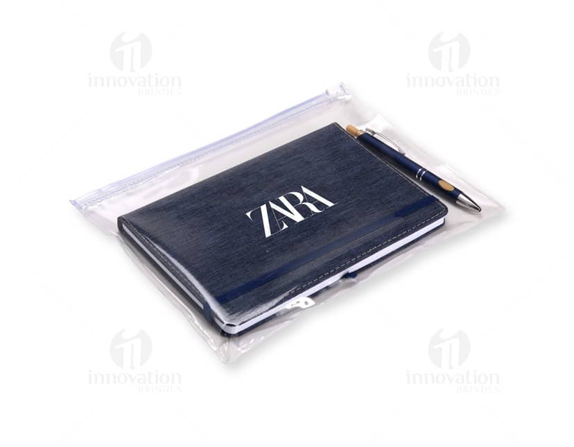 Porta Caderno em Poliéster com Non-Woven em cor azul, resistente e durável. O produto possui fecho em zíper e alça para facilitar o transporte. Ideal para guardar cadernos, agendas e documentos com segurança.